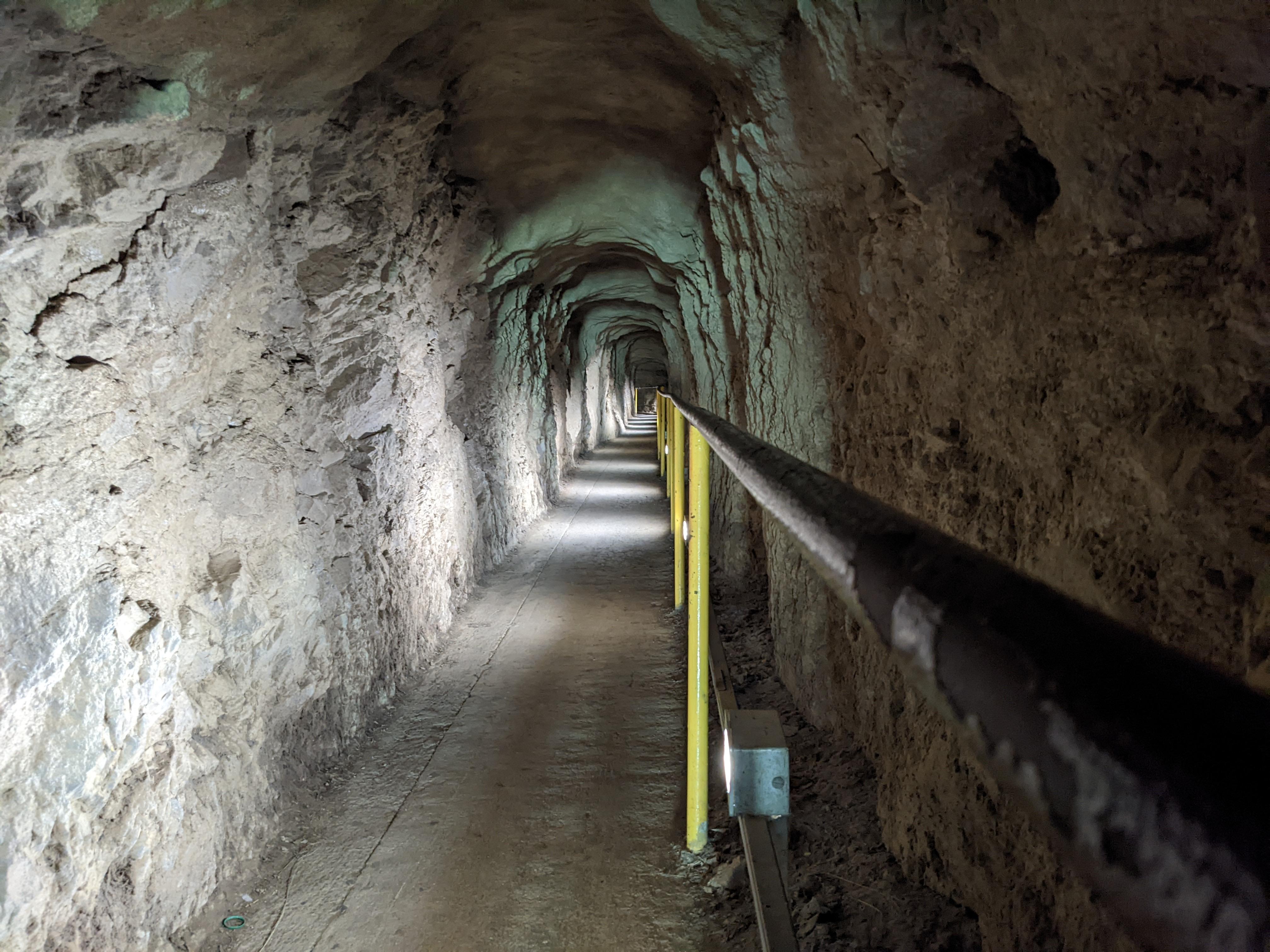 /images/diamond-head-cavern.jpg