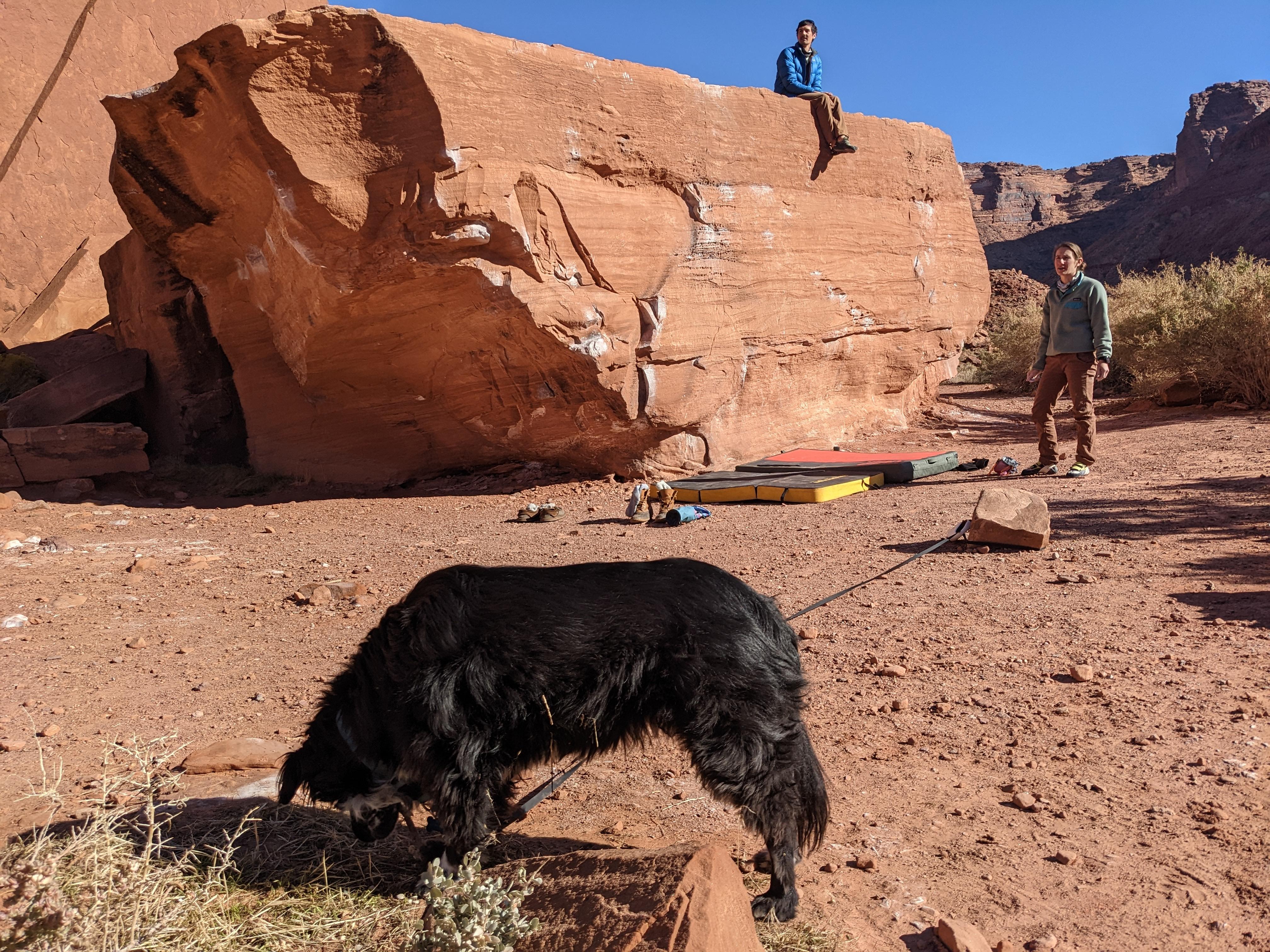 /images/moab_group_bouldering1.jpg