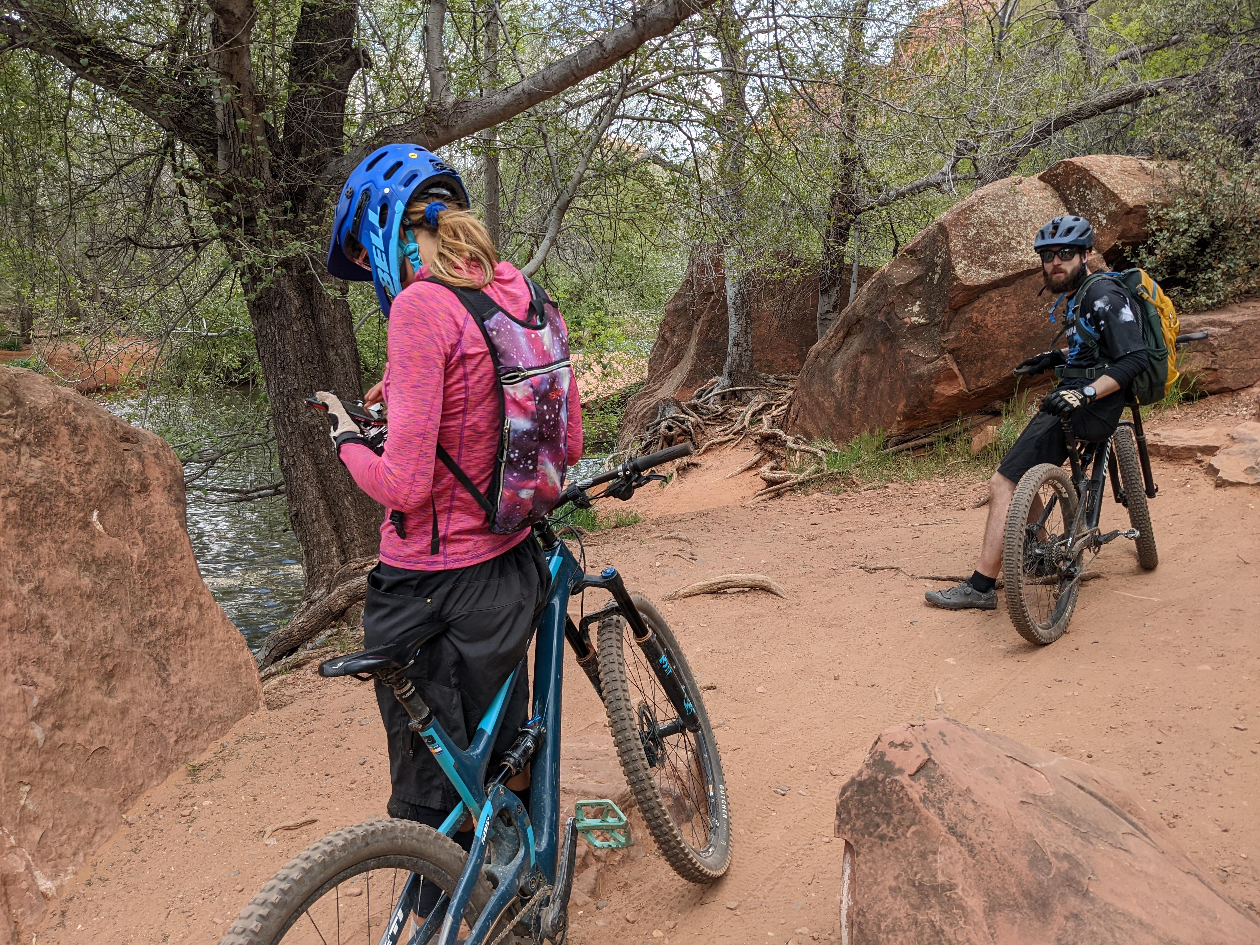 /images/sedona-rocks-with-eva-and-eric.jpg